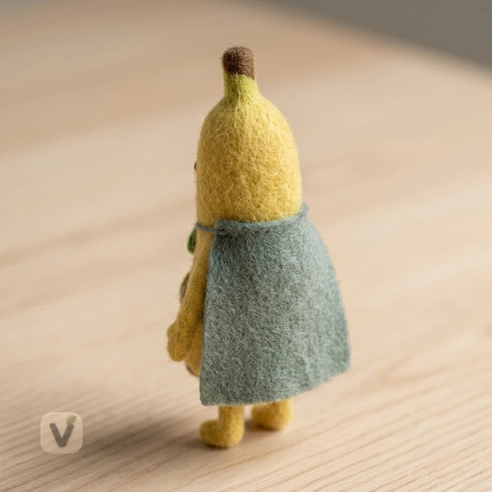 Handmade Wool Felt Superhero Banana Figurine with Cape & Belt – Cute Cartoon Fruit Desktop Decor