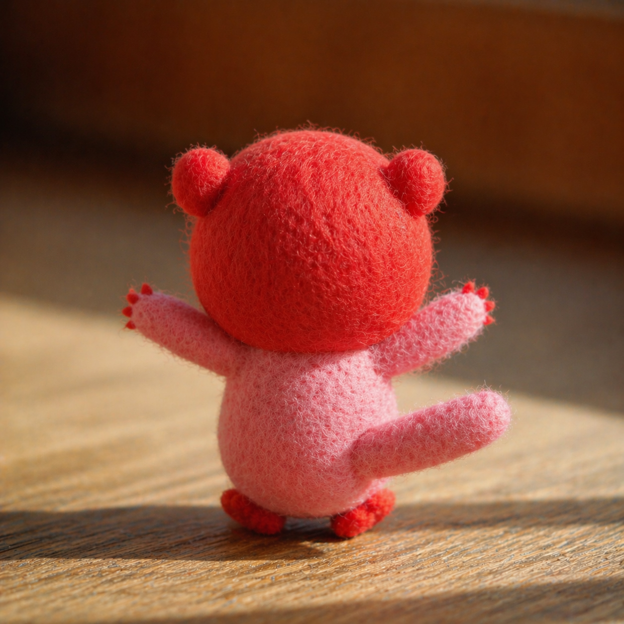 Handmade Wool Felt Loopy King Figurine – Cute Pink Beaver with Bear Hat Decor