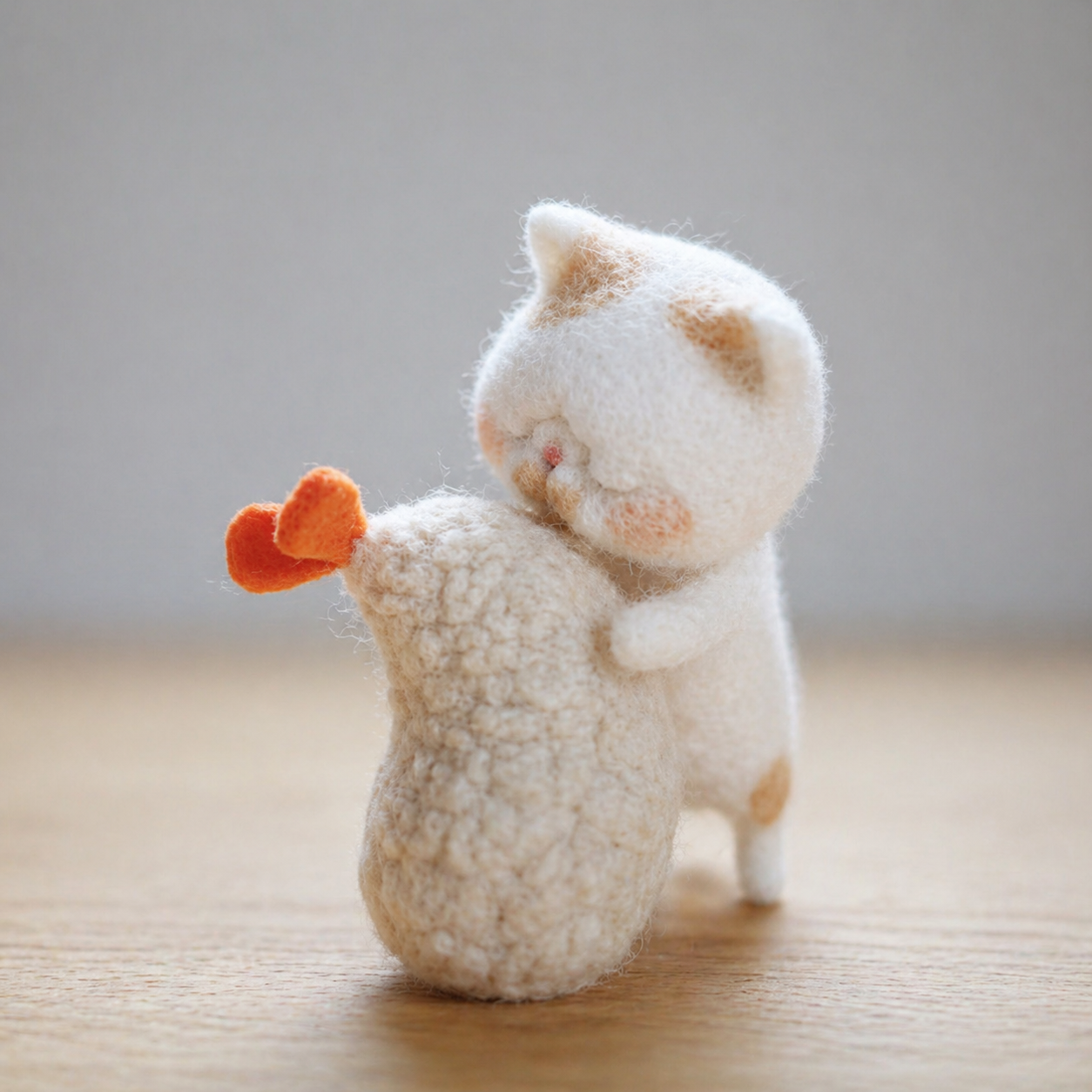 Handmade Wool Felt Cat with Fish Figurine – Cute Whimsical Decor