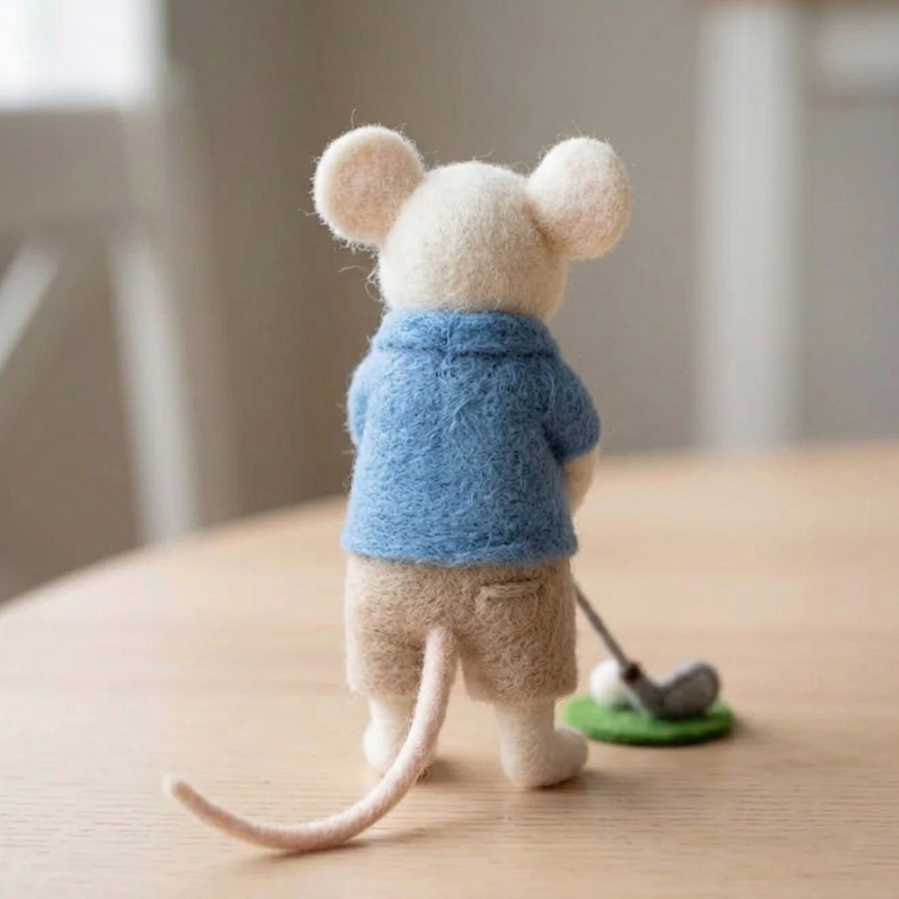 Handmade Wool Felt Golfing Mouse Figurine – Cute Sports Themed Decor