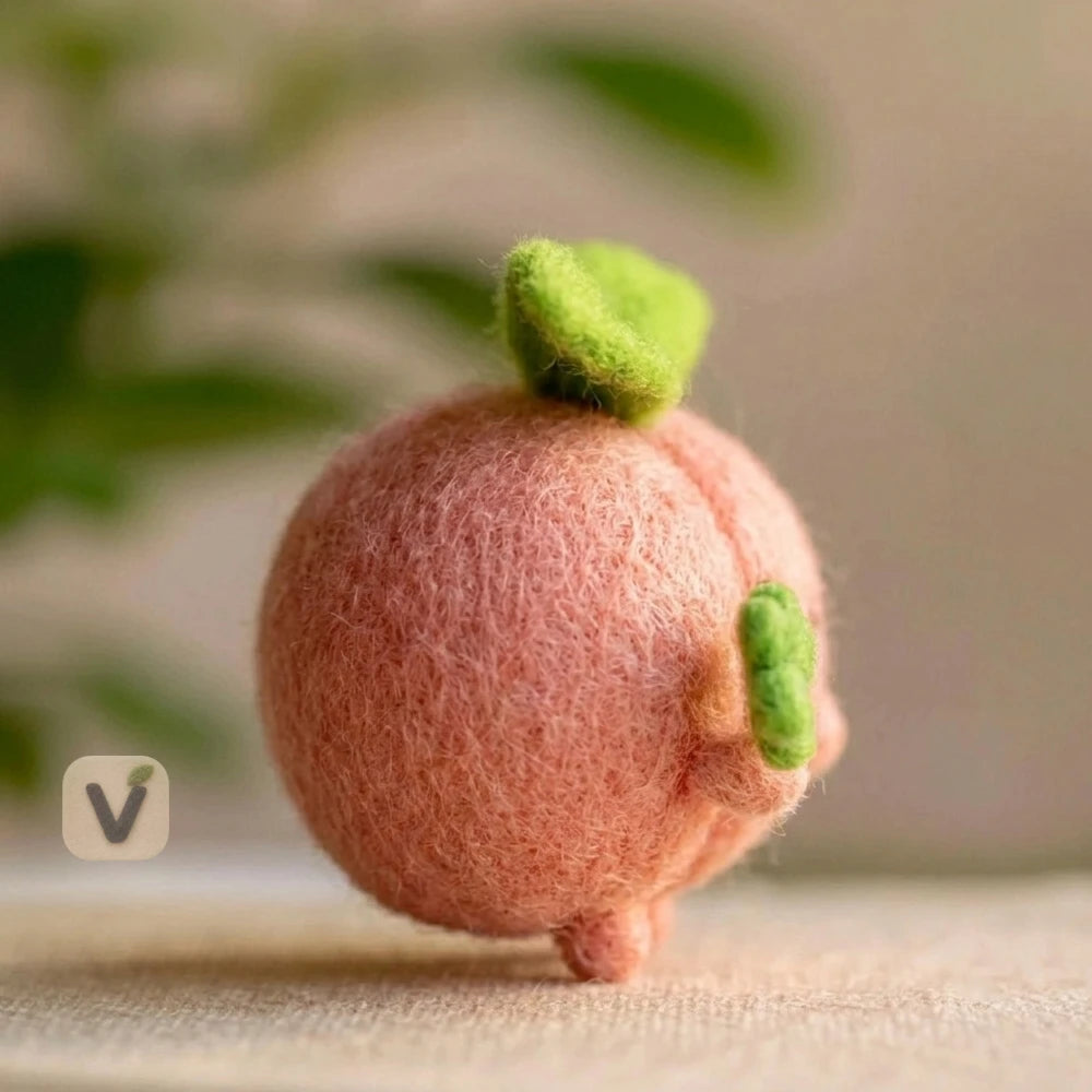 Handmade Wool Felt Cute Peach Figurine with Four-Leaf Clover – Kawaii Fruit Desktop Ornament